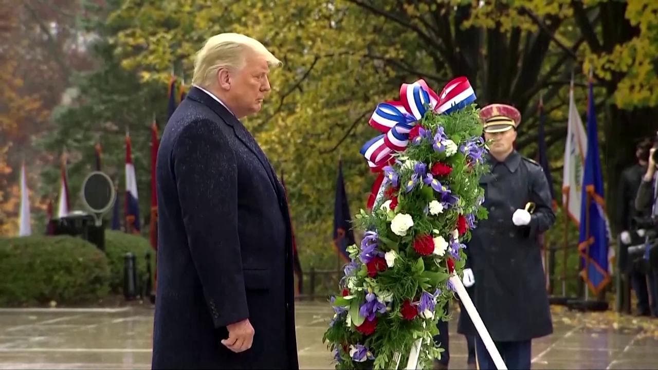 Prima uscita pubblica per Donald Trump dopo le elezioni: in silenzio sotto la pioggia