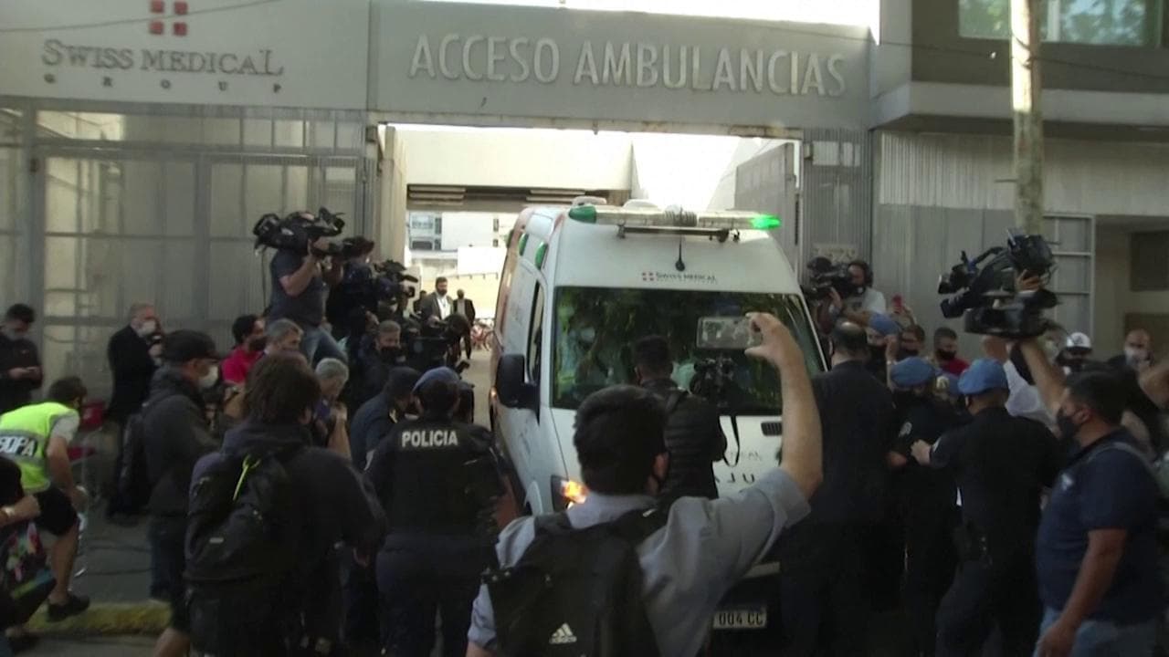 Argentina, Maradona dimesso dalla clinica: la sua ambulanza seguita dai fan