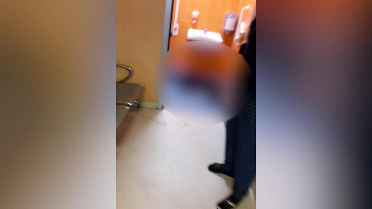 Caos al Cardarelli di Napoli, paziente trovato morto nel bagno tra i malati di Covid