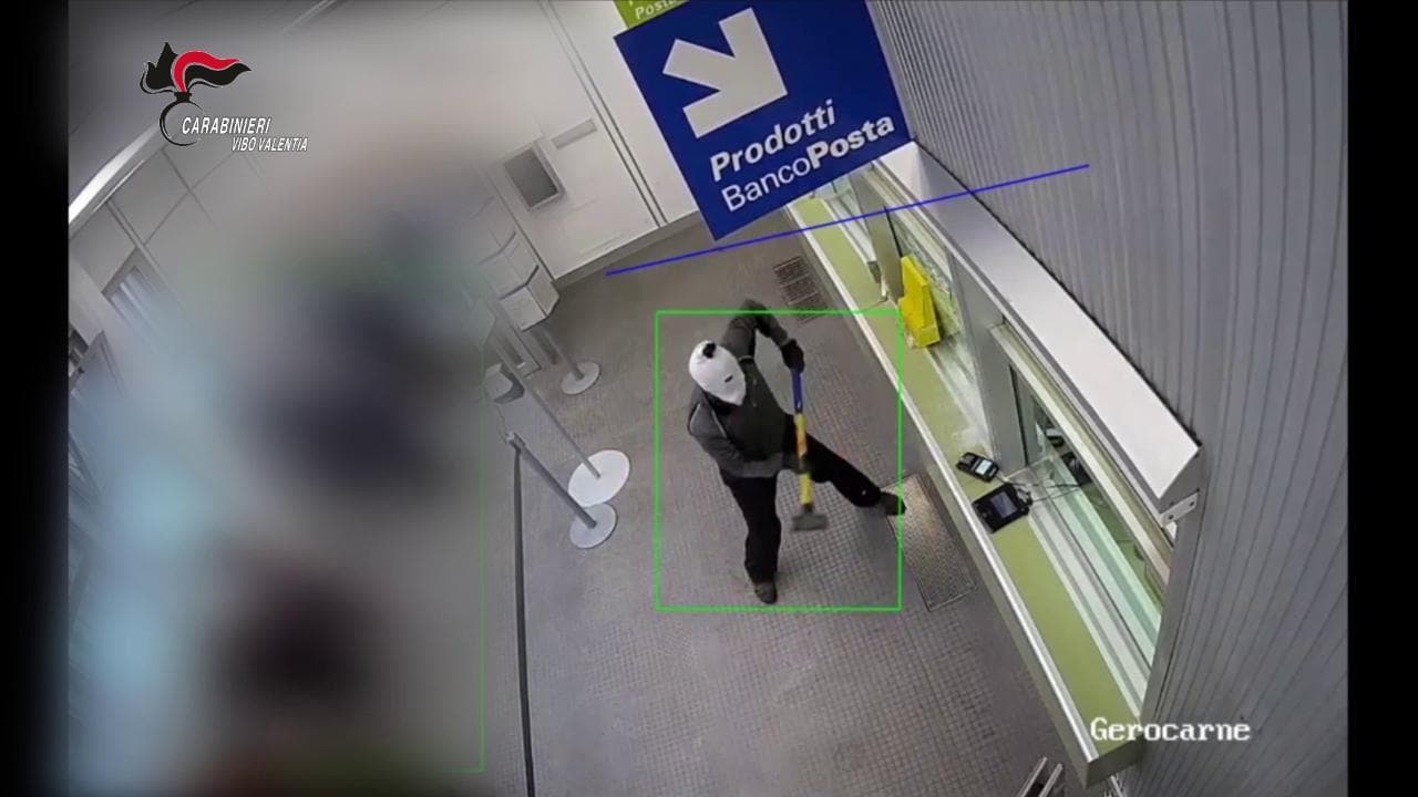 Vibo Valentia, spaccano i vetri blindati con mazze ferrate: le immagini della rapina alle poste