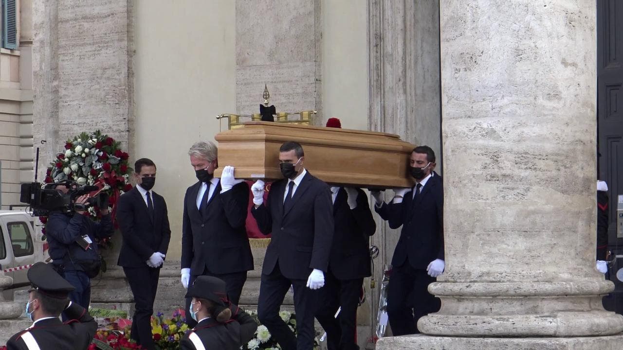 Funerali Proietti, il feretro lascia tra gli applausi la Chiesa degli Artisti, a piazza del Popolo