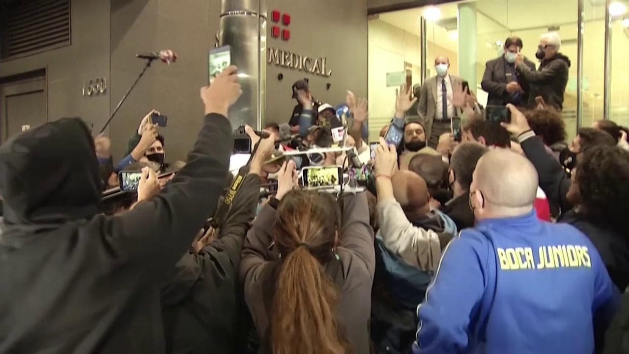 Maradona operato al cervello, l'annuncio del medico ai fan: "Intervento riuscito"