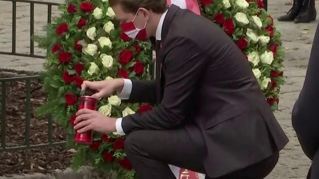 Attacco a Vienna, il cancelliere austriaco Kurz depone una corona di fiori per le vittime