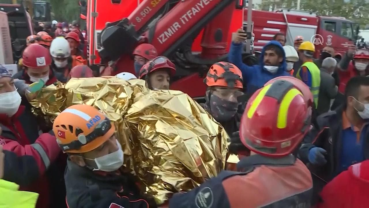 Terremoto in Turchia, bambina di tre anni estratta viva dalle macerie dopo 65 ore: il momento del salvataggio