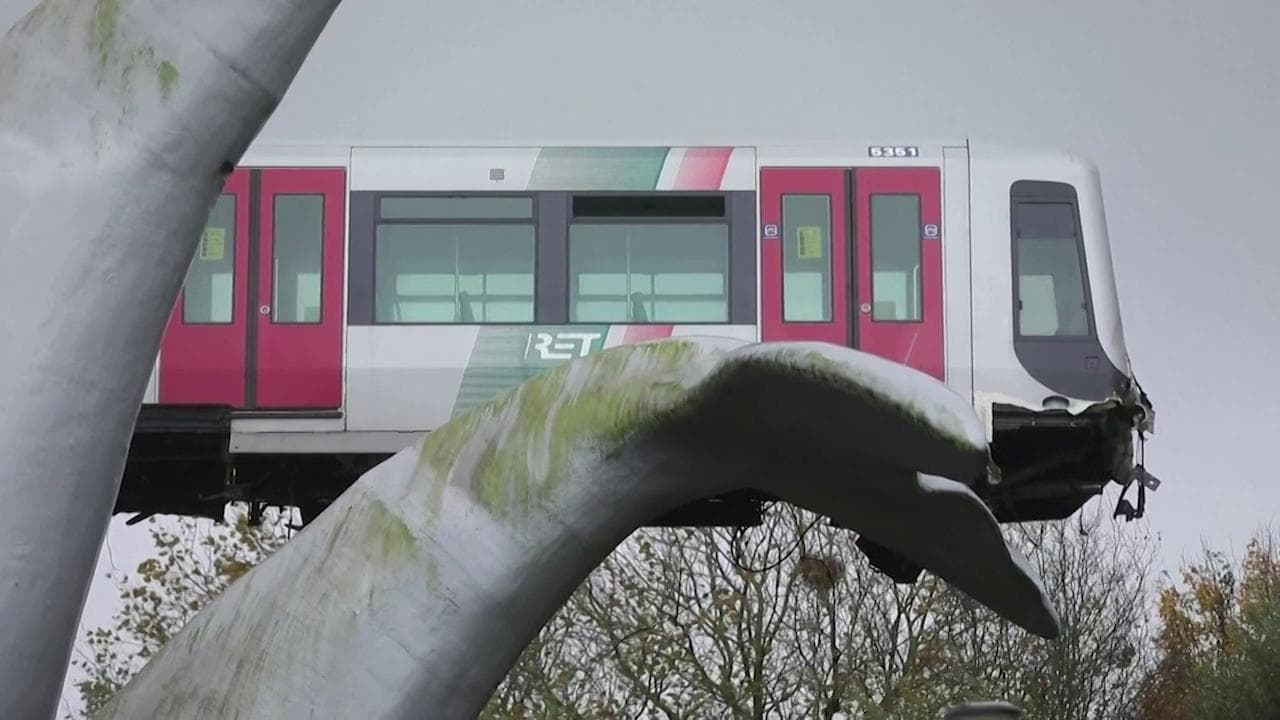 Olanda, treno della metropolitana deraglia e finisce in cima a una statua: la scena è incredibile