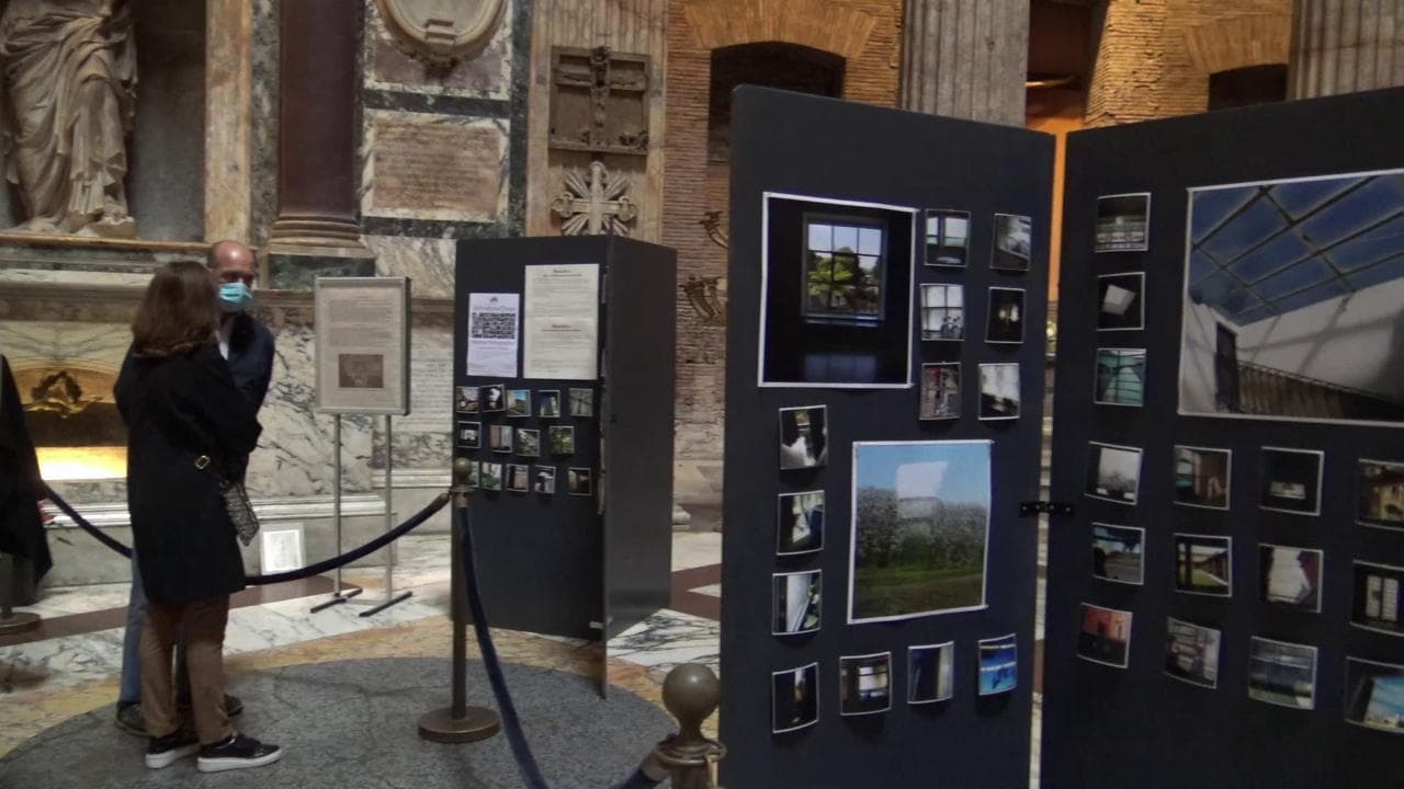 Roma, al Pantheon la mostra “WindowOver”. Di Girolamo: “Fotografo finestre per incoraggiare a combattere tristezza e rabbia”