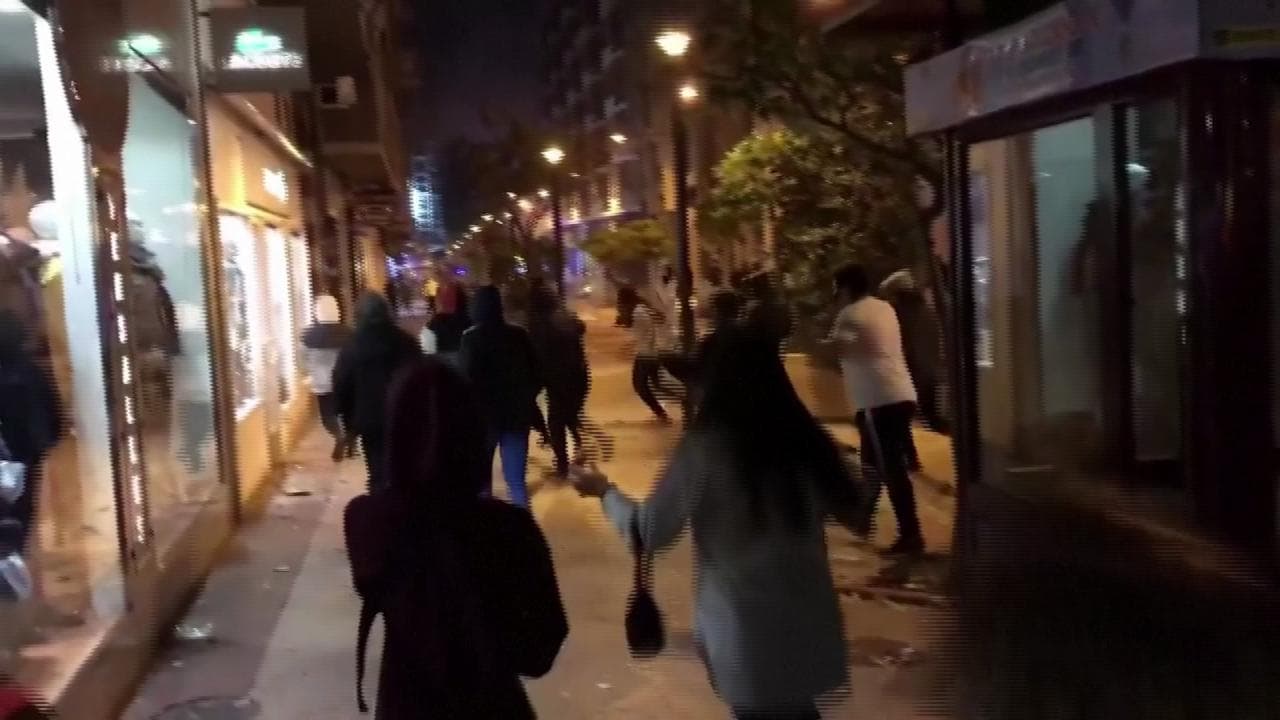 Madrid, proteste contro le restrizioni anti-Covid: i manifestanti saccheggiano i negozi e tirano sassi alle vetrine