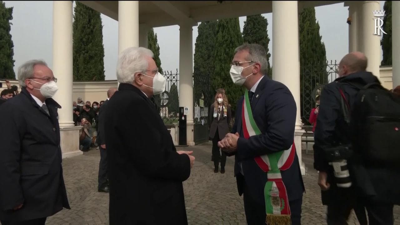 Coronavirus, Mattarella a sorpresa nel cimitero di Castegnato: "Basta egoismi, contro Covid serve unità"