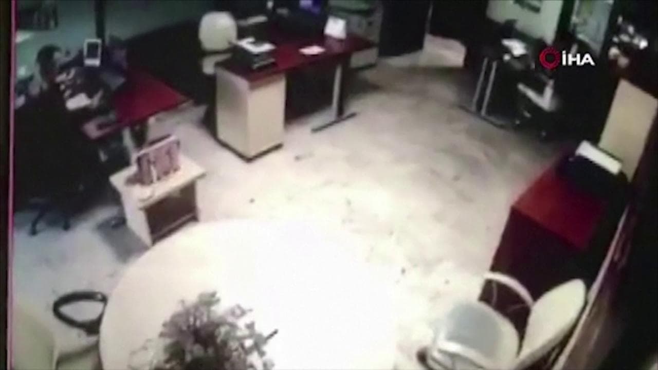 Turchia, terremoto a Smirne: il momento della scossa dalle telecamere di un ufficio