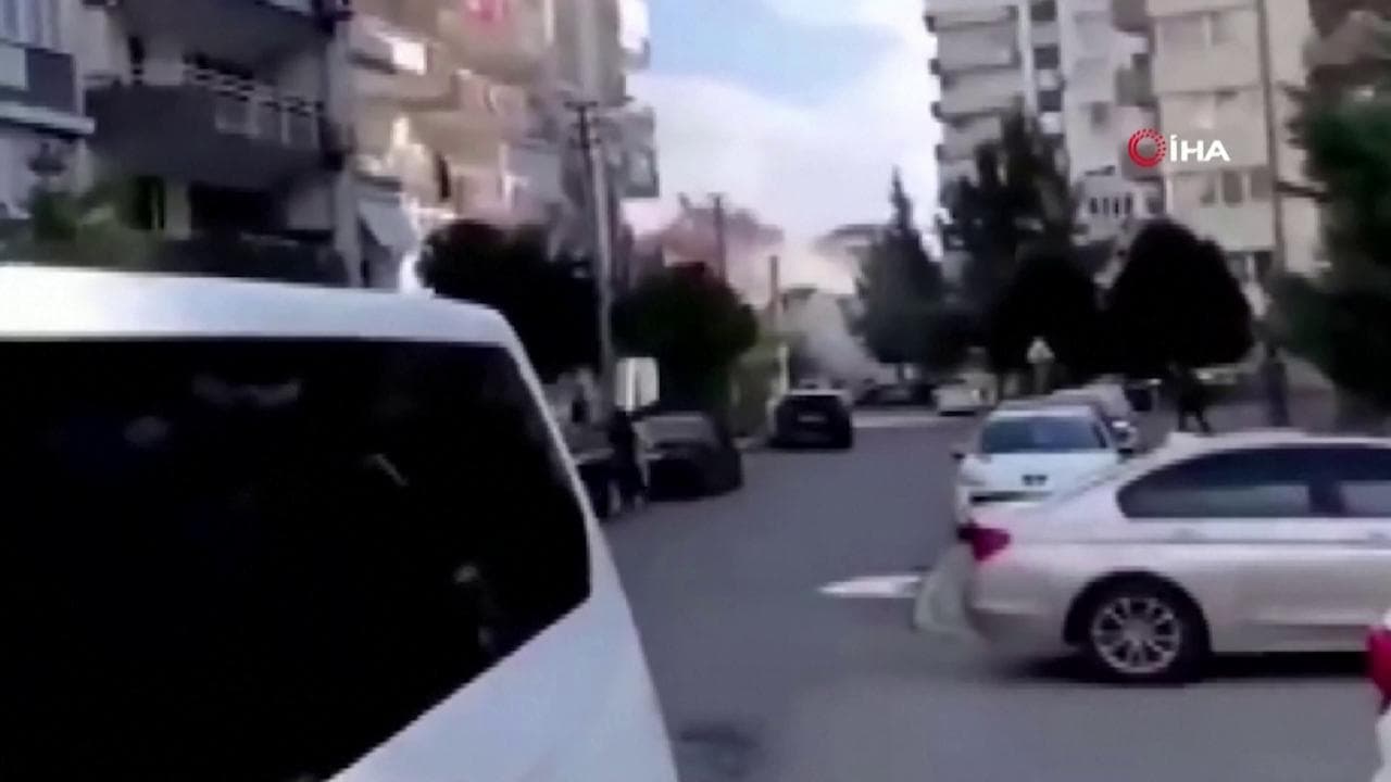 Turchia, terremoto a Smirne: il crollo di un edificio