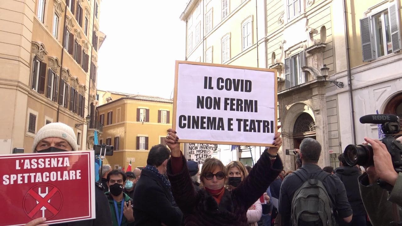 Covid, la protesta silenziosa dei lavoratori dello spettacolo: "Siamo allo stremo"