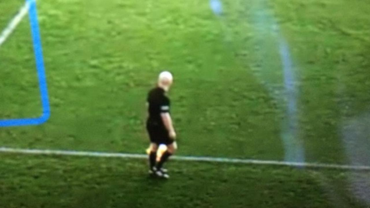 Scozia, la telecamera è impostata per seguire il pallone: il guardalinee calvo la manda in tilt