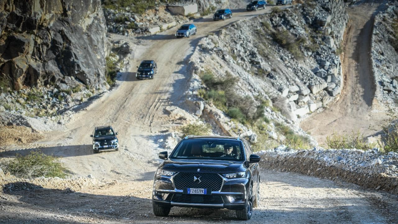 DS 7 Crossback E-Tense 4x4: prestazioni e raffinatezza conquistano la vetta delle cave di Carrara