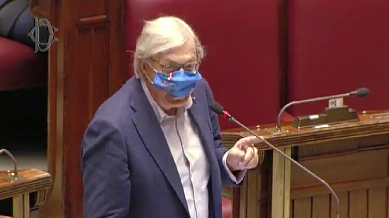 Camera, botta e risposta Fico-Sgarbi sull'uso della mascherina: "Lei è un fascista!" "Non insulti"