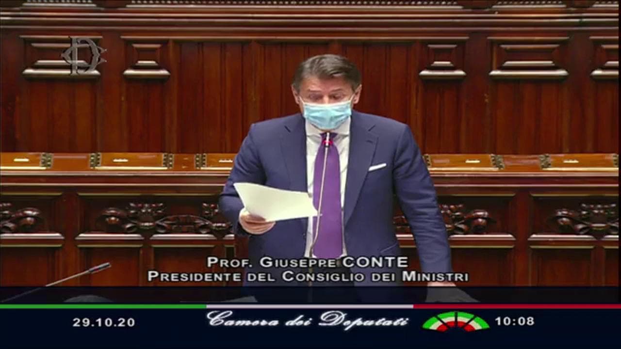 Coronavirus, Conte: "È il momento di stare uniti, questo nemico ci costringe a fare un passo indietro"