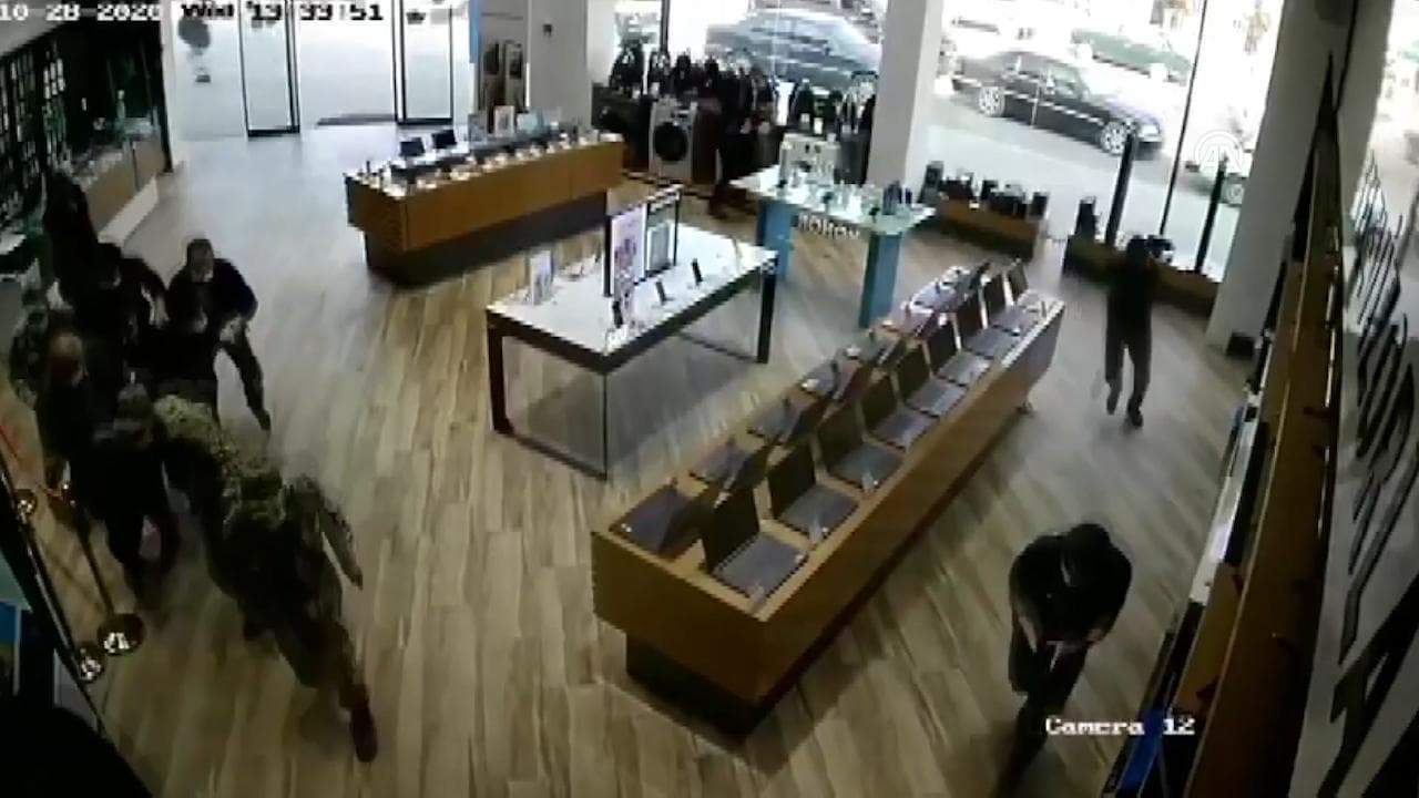 Azerbaijan, bombe sulla città di Barda: le persone in fuga riprese dalla telecamera di un negozio