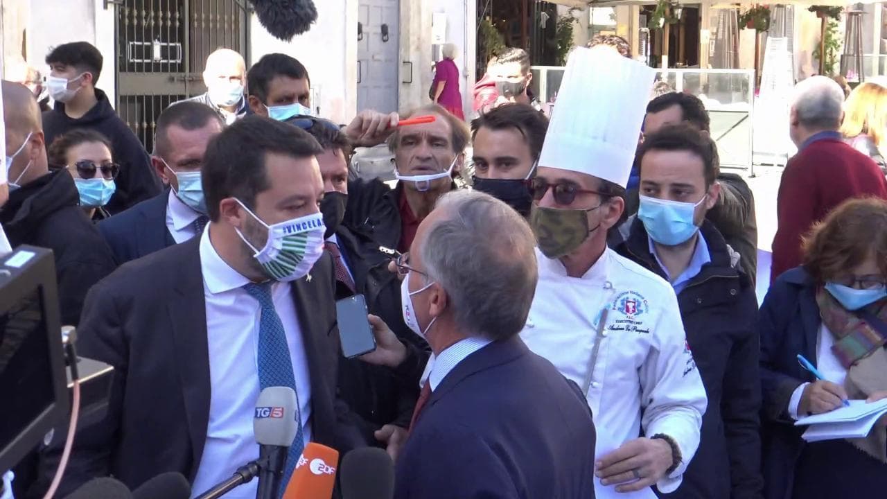 Dpcm, protesta ristoratori a Roma, arriva Salvini e c'è chi lo contesta: "Vuole mettere il cappello sulle nostre difficoltà"