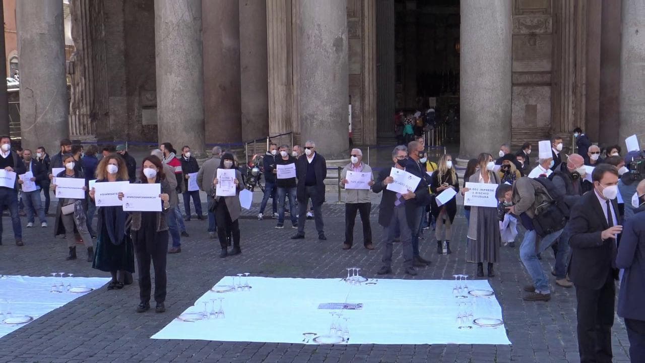 Dpcm, protesta ristoratori, tavola apparecchiata al Pantheon: "Tristi e affaticati, ma non violenti"
