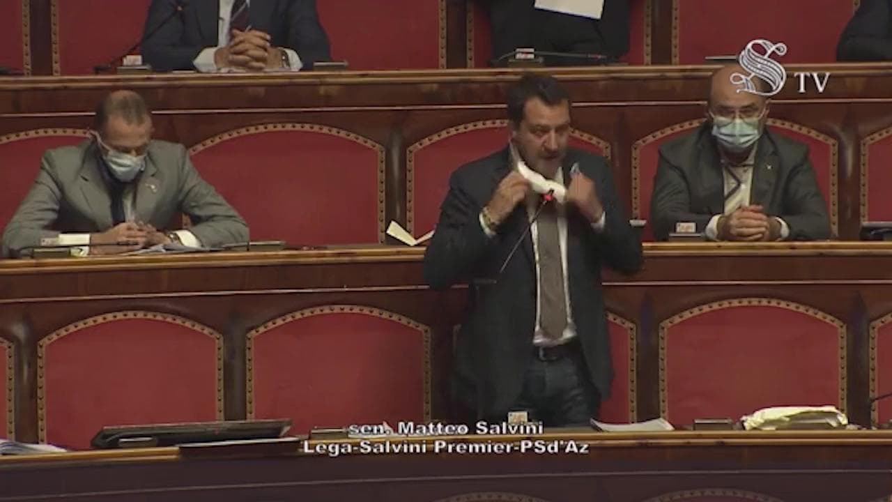 Senato, Salvini protesta togliendosi la mascherina: Calderoli lo costringe a rimetterla