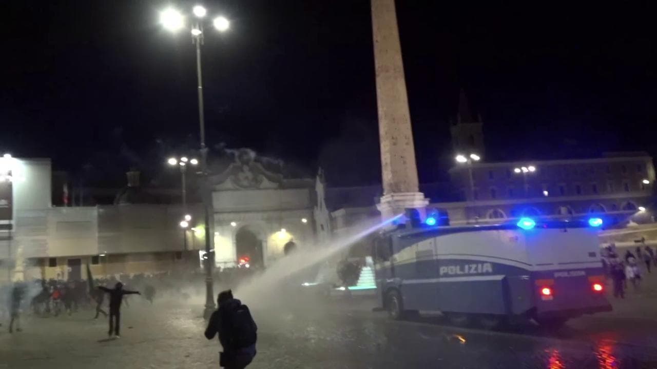 Scontri a Roma, la polizia usa gli idranti: le prime immagini da piazza del Popolo