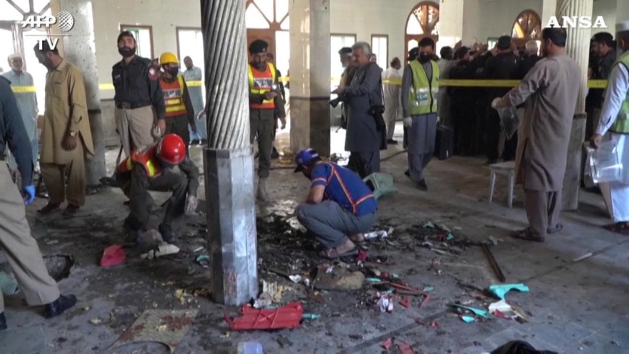 Pakistan, esplode una bomba in una scuola coranica: i soccorsi sul luogo dell'attacco