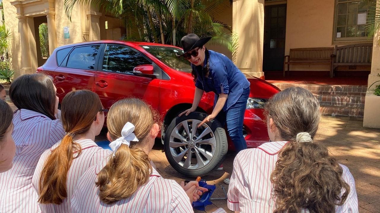 Australia, a scuola le ragazze imparano a cambiare la ruota della macchina: "Così saranno indipendenti"