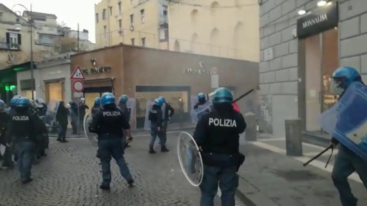 Napoli, bombe carta alla protesta dei disoccupati e lavoratori dello spettacolo