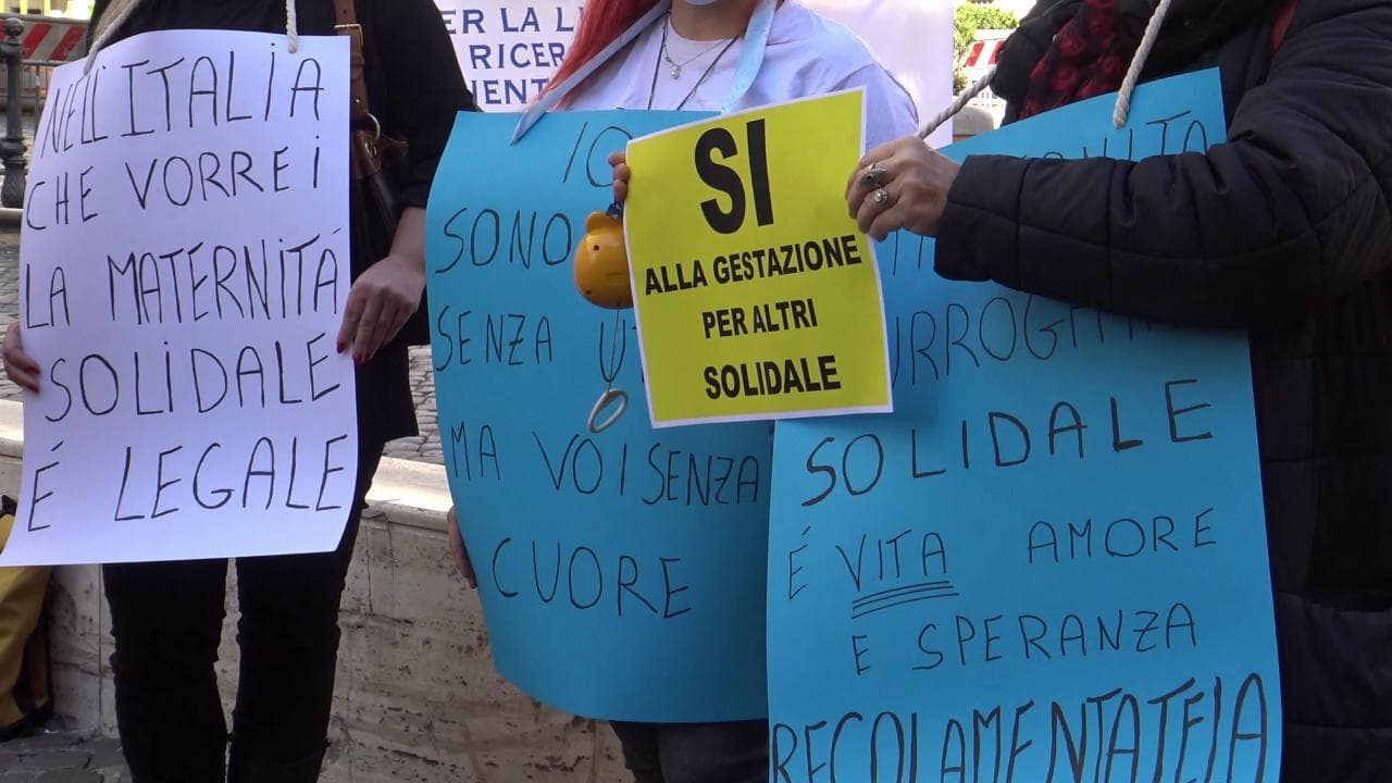 "Far nascere i bambini non è un atto criminale", donne in piazza a Montecitorio per chiedere la 'Gestazione per altri'