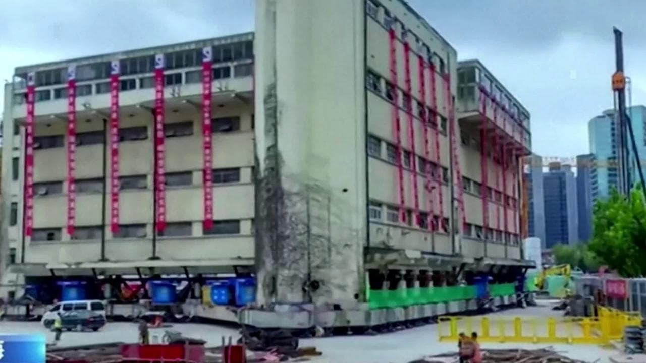 Shanghai, niente demolizione: un palazzo di cinque piani si sposta da solo su gambe robotiche