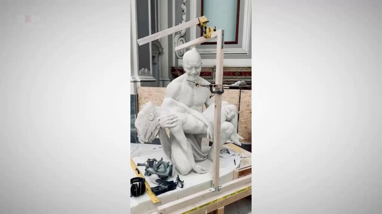 Napoli, Jago scolpisce la "Pietà contemporanea" in una chiesa: una fila di curiosi lo osserva dallo spioncino
