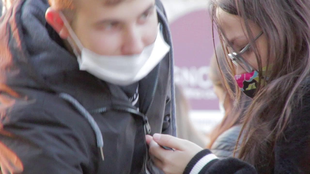 Amore e Covid a vent'anni: app e giochi di sguardi sotto la mascherina