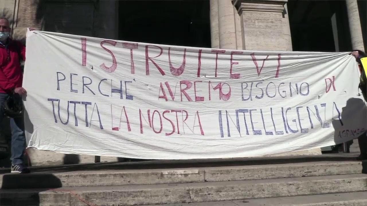 Scuola, Flash Mob al Miur: "Continuare in presenza. Didattica a distanza genera solitudine e disuguaglianza"