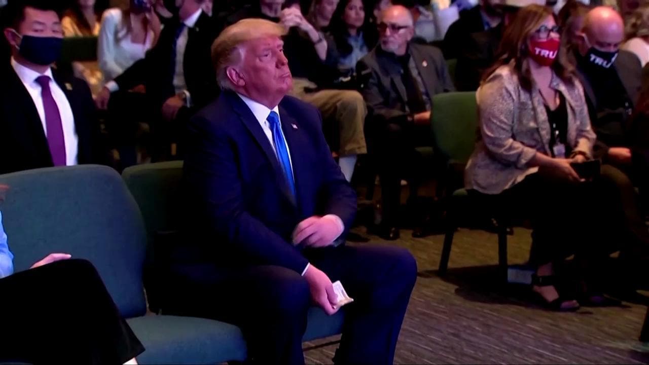 Usa, Trump a messa per la benedizione del pastore: conta le banconote prima dell'offerta