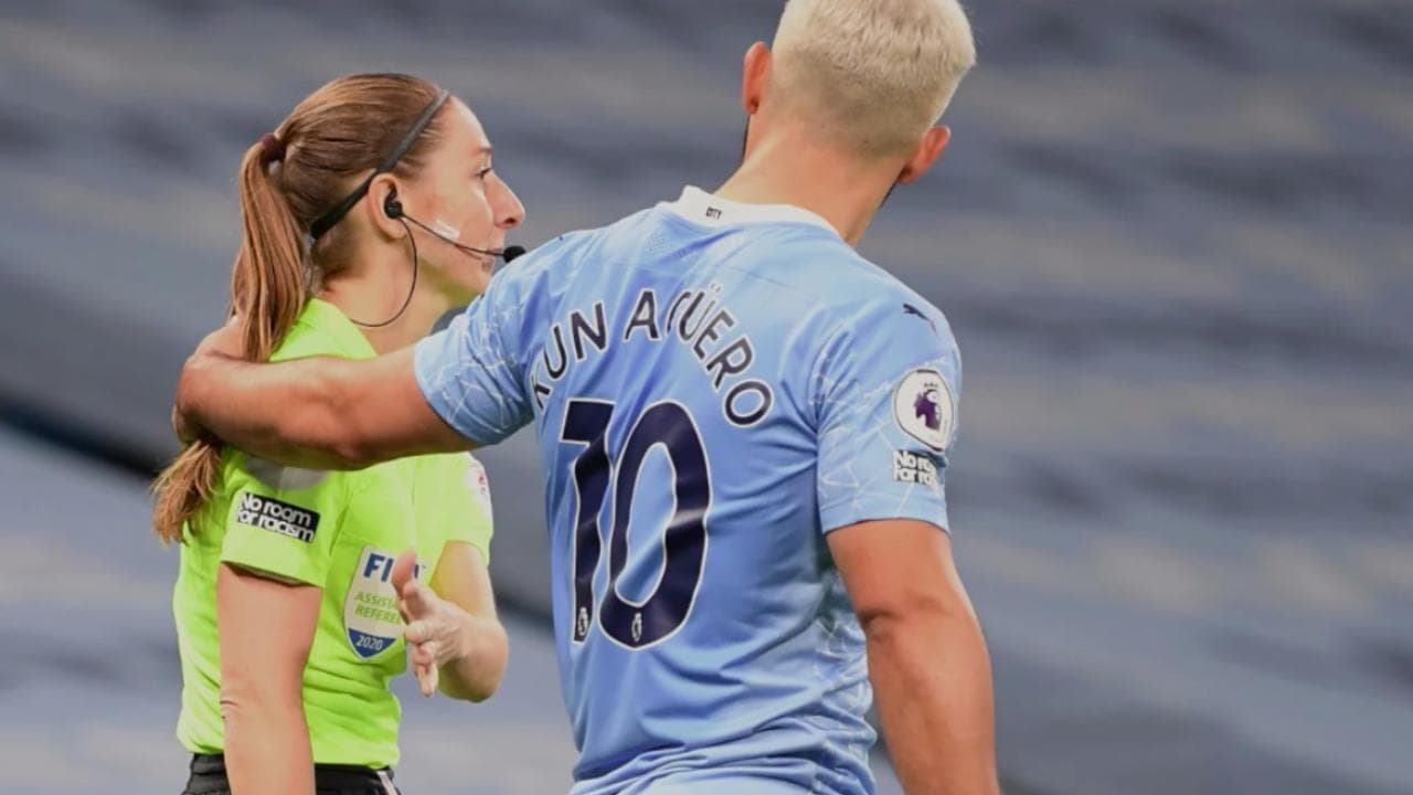 Aguero mette una mano sulle spalle della guardalinee donna, polemica social: "Con un uomo non lo avrebbe fatto"