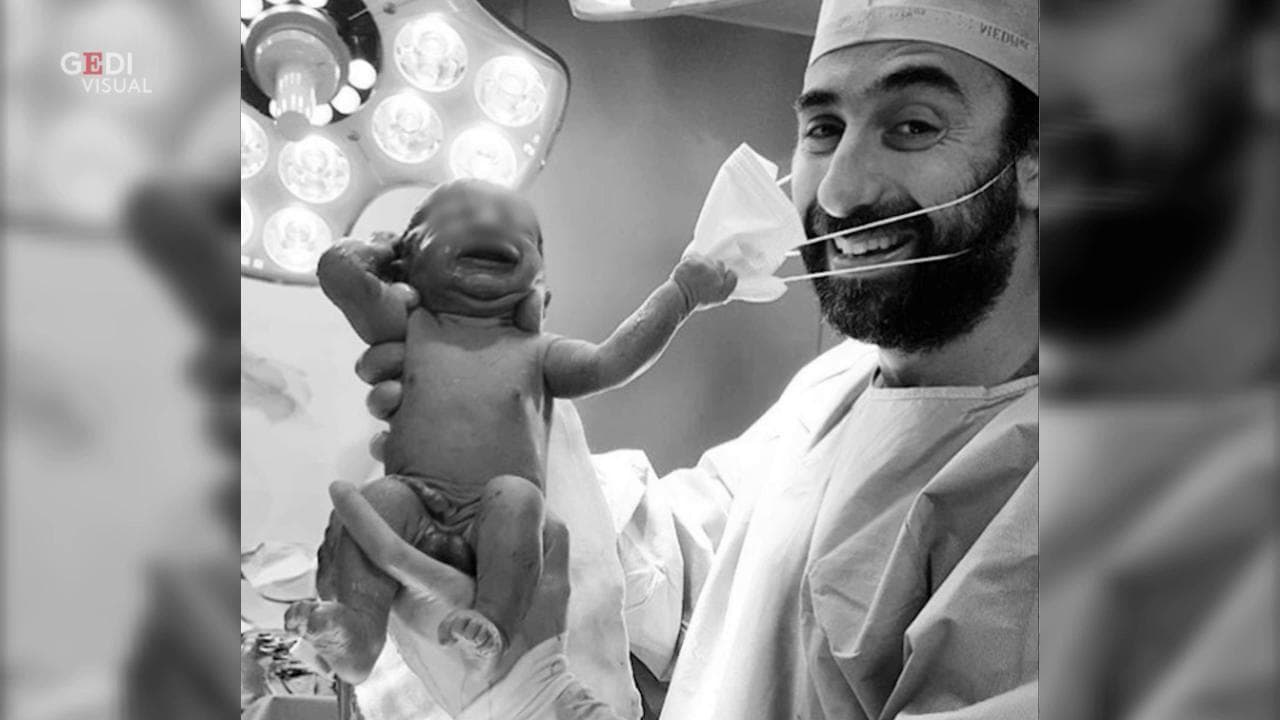 Il neonato che strappa la mascherina al medico: chi è il dottore della foto virale
