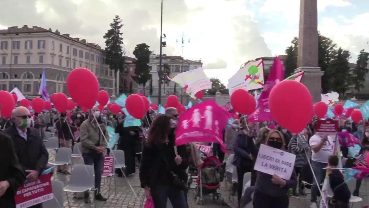 Pro Vita in piazza contro ddl Zan: "Legge inutile, bavaglio contro libertà d'espressione". Ma poi attaccano i giornalisti