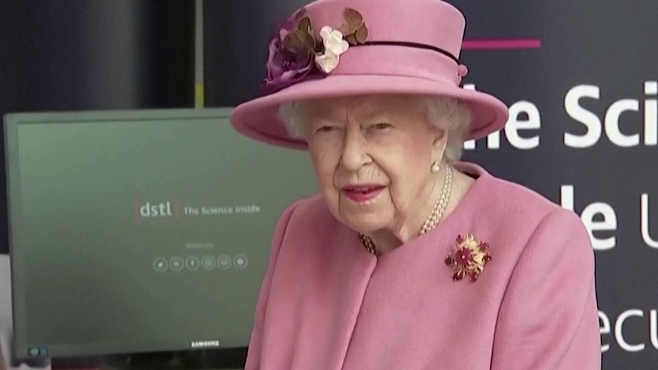 Regina Elisabetta, prima uscita dopo il lockdown: distanziamento ma nessuna mascherina