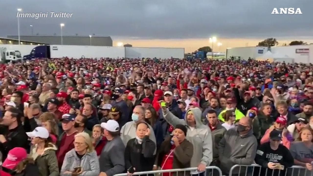 Usa, al comizio di Donald Trump niente distanziamento né mascherine