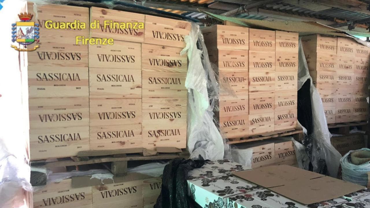 Toscana, una cassa di finto Sassicaia perduta da un camion svela il vino contraffatto