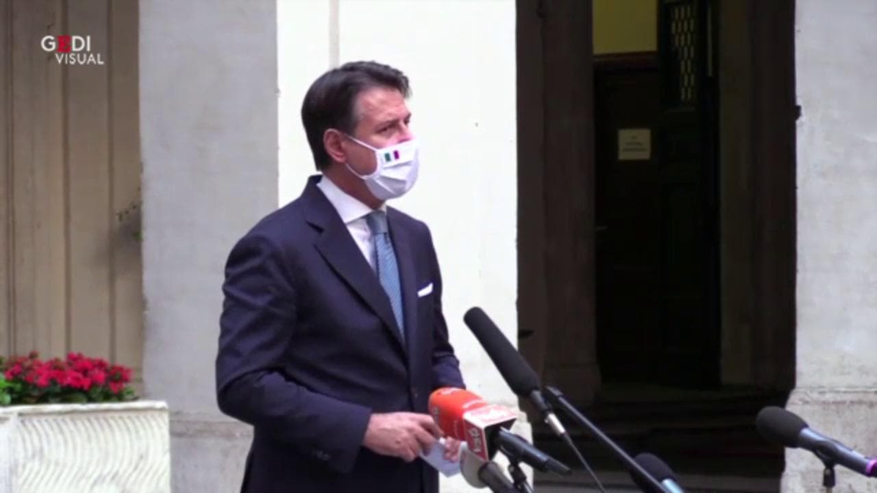 Covid, Conte: "Situazione trasporti critica, monitoriamo. Su scuola per ora escludiamo didattica a distanza"