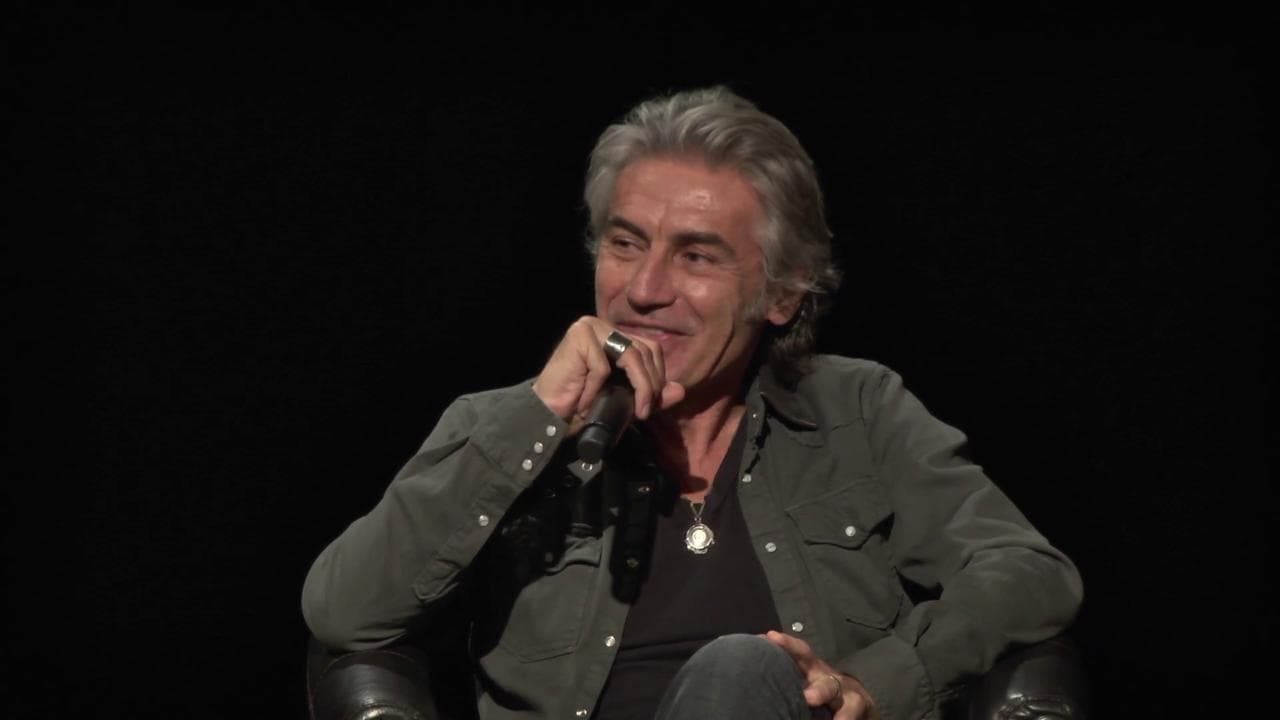Ligabue, i miei primi 30 anni. "Il bacio gay? Le fake news fanno danni a tutti"