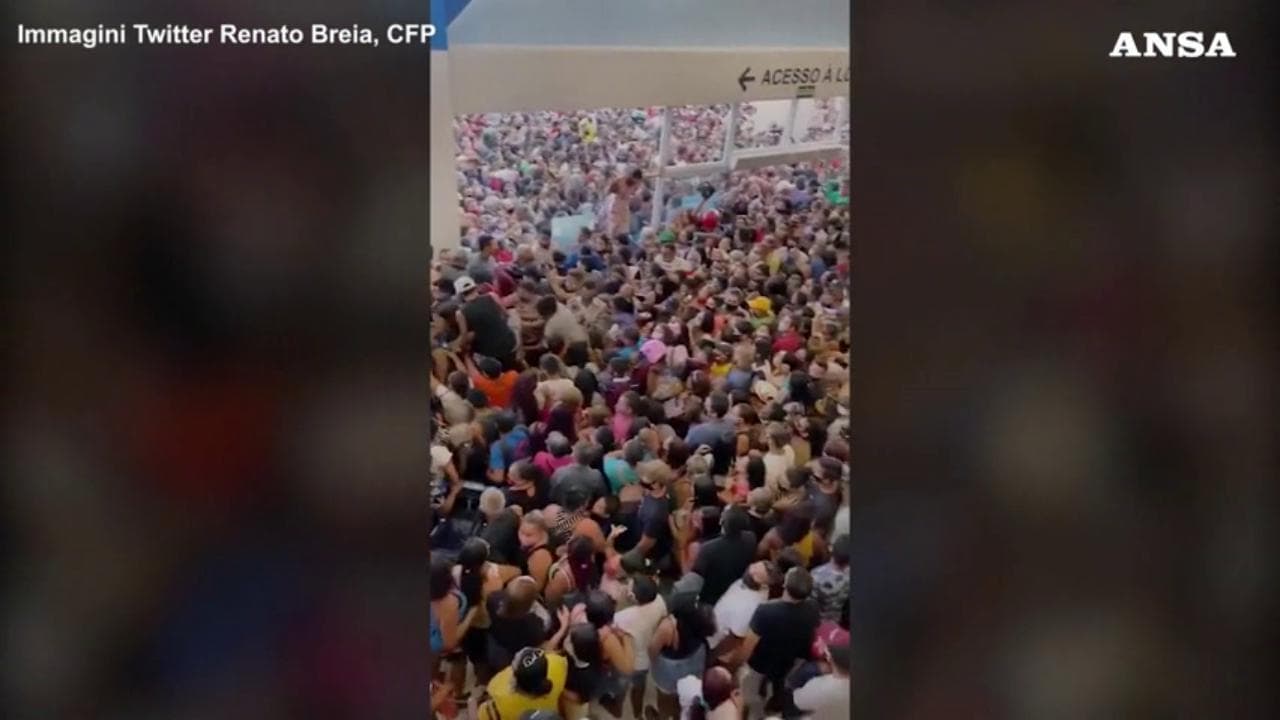 Brasile, il Covid non ferma i clienti: marea umana per l'apertura di un grande magazzino a Belem