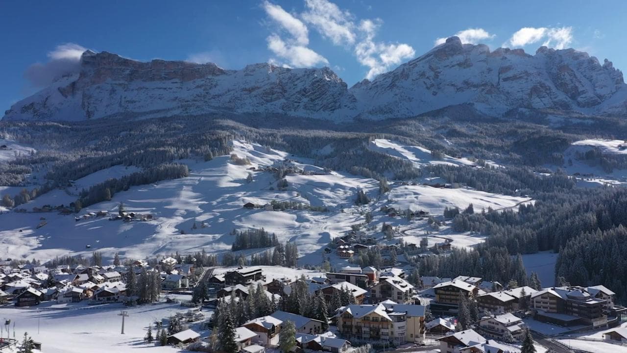 Dolomiti, la neve d'ottobre imbianca la Val Badia: le immagini dal drone