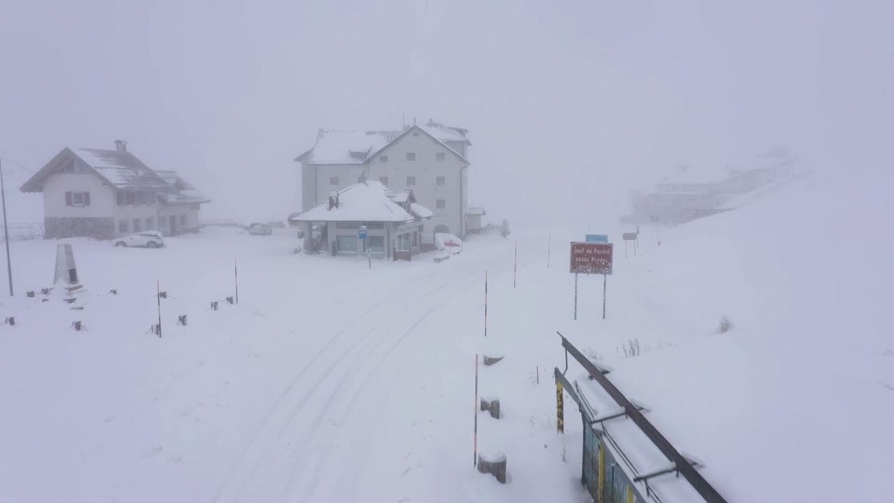 La nevicata a Passo Pordoi: il drone in volo nella tormenta