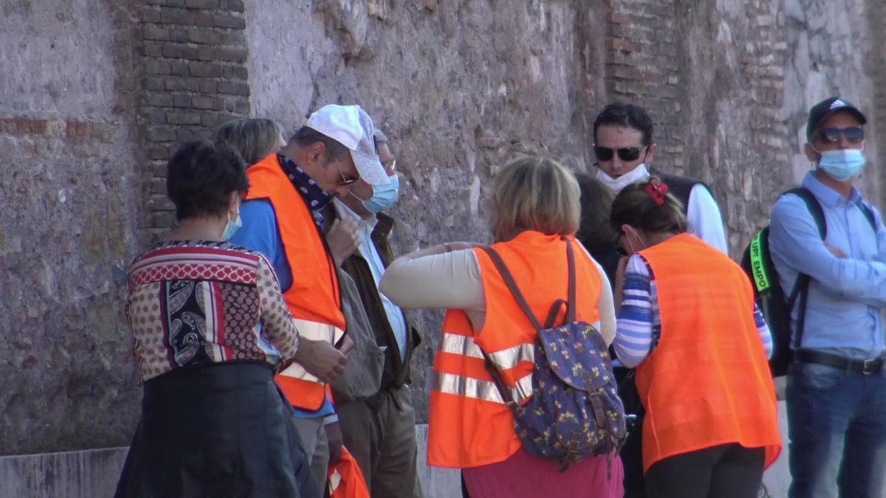 Roma, in pochi alla manifestazione di Gilet arancioni e Forza Nuova. "Senza mascherina rischio la multa? Tanto le colleziono"
