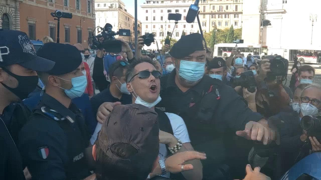 Negazionisti, uomo fermato dalle forze dell'ordine: tensione a San Giovanni