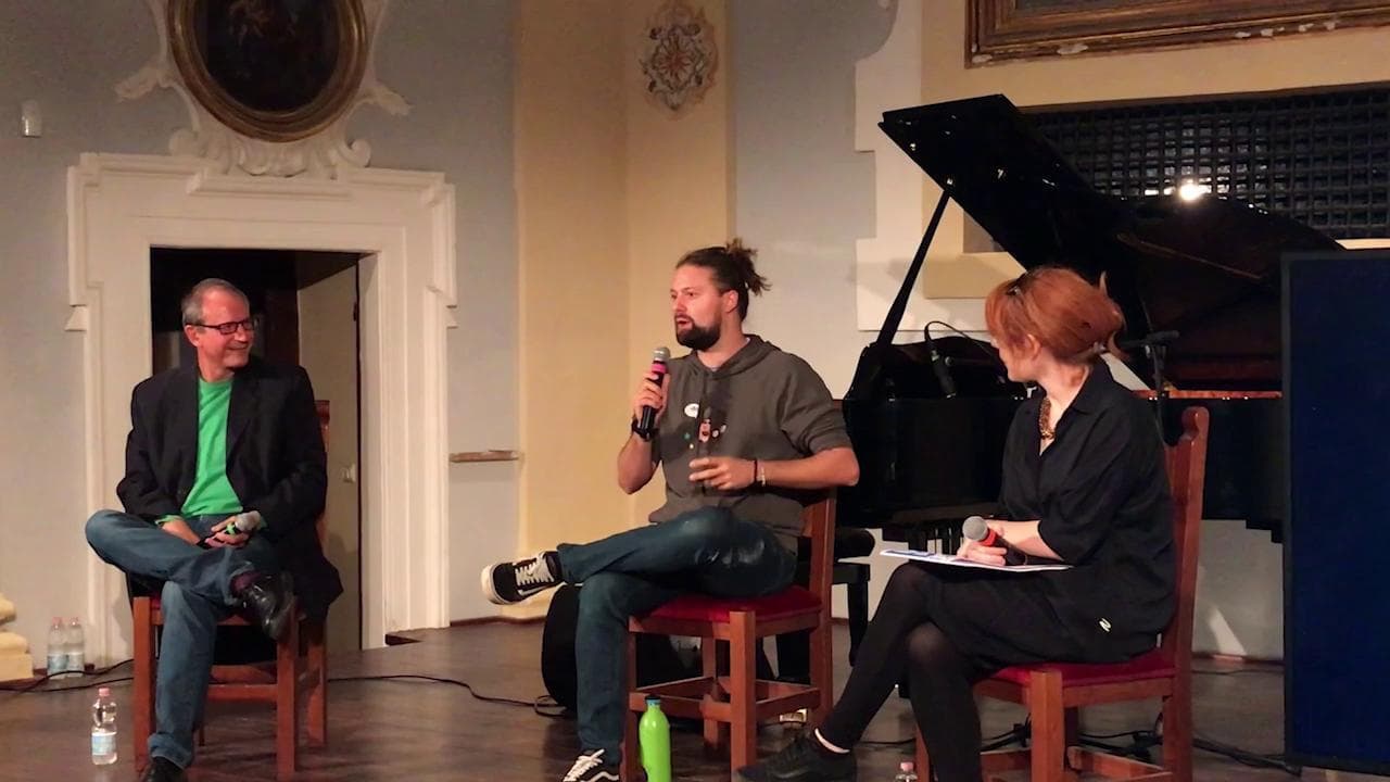Bagnoregio, Sio canta al pianoforte e poi dice: "Nel mondo che accelera ora vivo con lentezza"