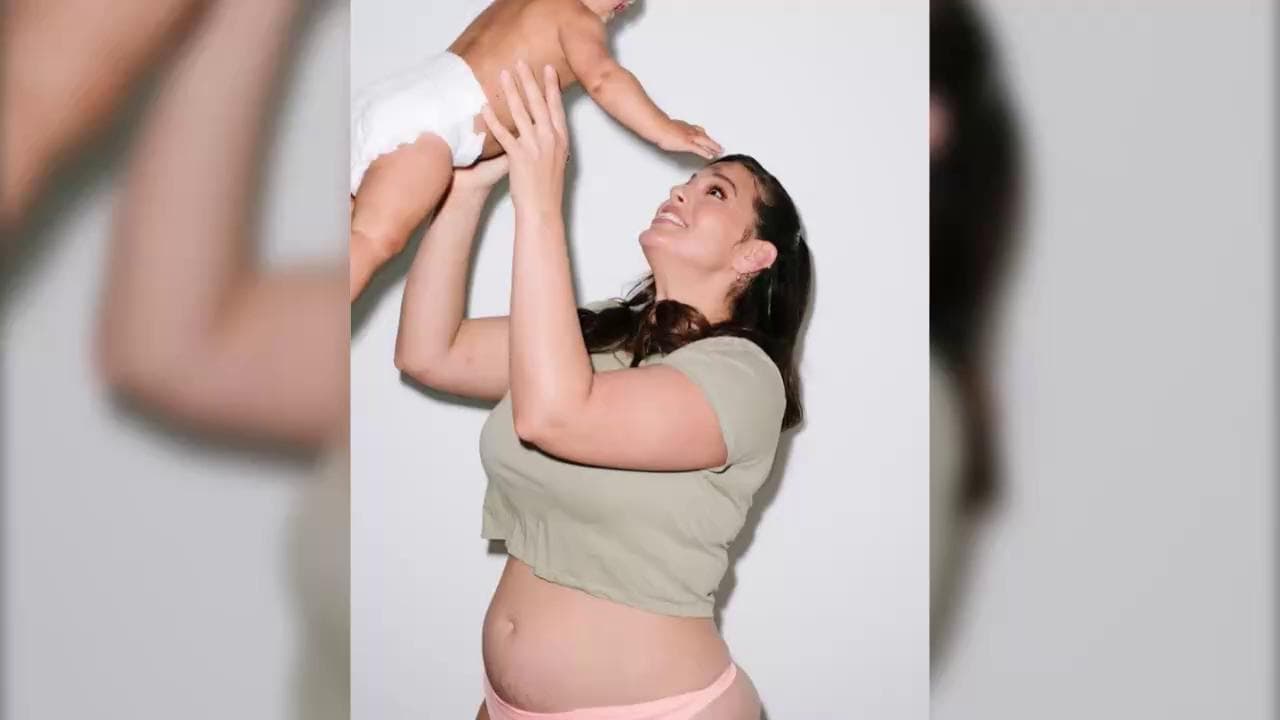 Ashley Graham mostra le smagliature. La gioia dei fan: "Grazie per normalizzare il corpo delle donne"