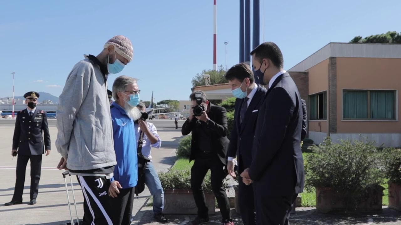 Italiani liberati, l'arrivo a Ciampino. Di Maio: "Il lavoro silenzioso paga"