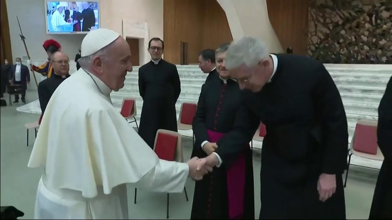Papa Francesco, gli incontri ravvicinati in udienza senza mascherina